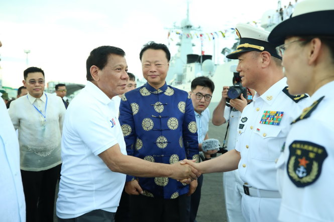 Ông Duterte thăm tàu chiến Chang Chun ngày 1-5. Người mặc bộ quốc phục Trung Quốc là Đại sứ Trung Quốc tại Philippines Triệu Kiến Hoa -rappler.com