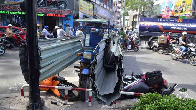 Xe ba gác chở tôn húc 2 người bị thương