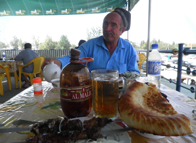 Bánh mì dẹt, kebab cừu, salad hành tây... - những món đặc trưng Trung Á và cụ ông Tajik hào sảng ngồi chung bàn-T.T.H.