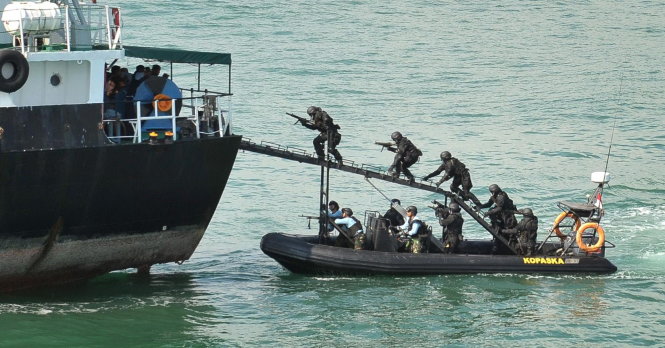 Hải quân Indonesia diễn tập chống khủng bố và cướp biển. Ba nước Indonesia, Philippines và Malaysia sẽ tổ chức tuần tra chung ở biển Sulu, tây nam Biển Đông, để đối phó với các mối đe dọa khủng bố gia tăng trong khu vực -YouTube