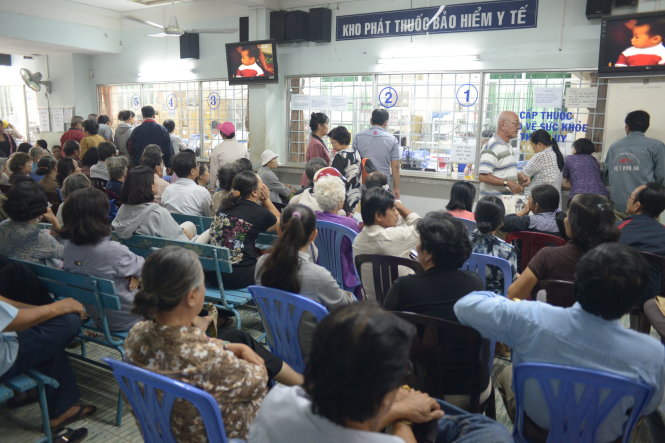 Người dân chờ đợi sự cải tiến về thủ tục của ngành y tế và bảo hiểm -Quang Định