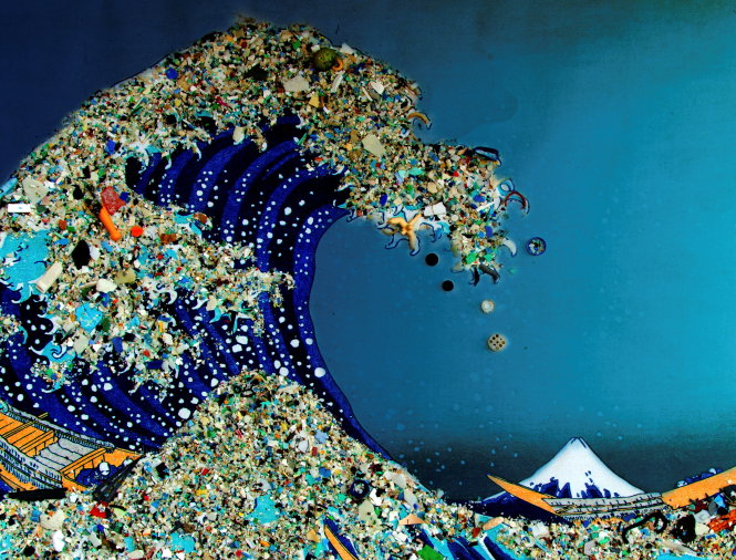 Tác phẩm “Đại dương nhựa” - nhại theo Sóng lừng ở Kanagawa - là bức họa giới thiệu triển lãm nghệ thuật Đại dương nhựa nhằm nâng cao nhận thức về ô nhiễm biển của Trung tâm nguồn nước, Đại học California, Irvine, Mỹ, tháng 1-2017 -uci.edu