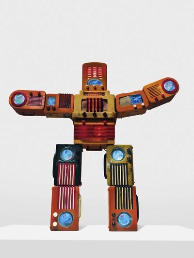 Người máy bằng nhựa (Bakelite Robot), 2002. Ảnh: Erich Koyama, © Di sản Nam June Paik, với sự cho phép của Nhà trưng bày Gagosian.