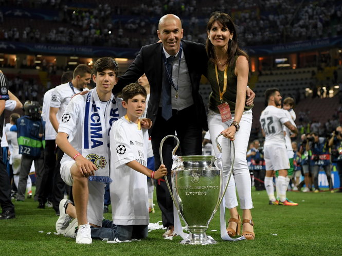 Zidane bên cạnh gia đình và chiếc cúp Champions League vừa giành được -independent.co.uk