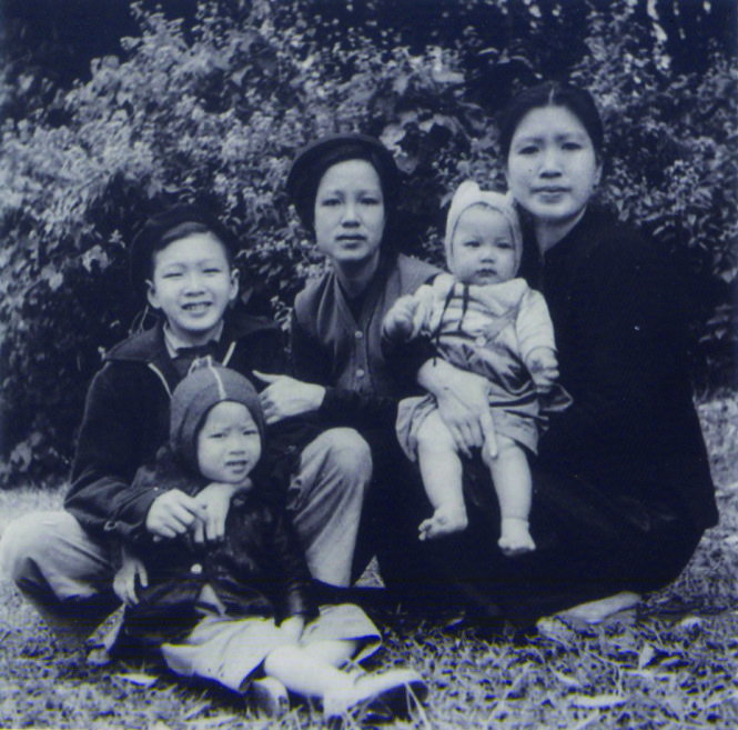 Gia đình “nhỏ” dưới chân Tam Đảo, năm 1951. Từ phải sang: bà Nguyễn Thị Hy (Sửu) bế con trai Trần Chiến, một người thân, con trai Phạm Dũng, con gái Trần Nguyệt Quang -Ảnh do gia đình cung cấp