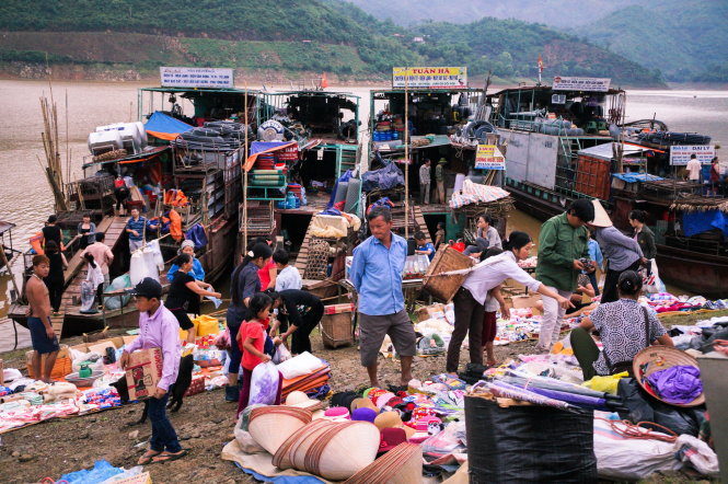 Chợ phiên trên bến, dưới thuyền