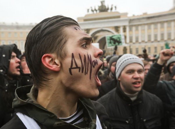 Một người biểu tình với tên Dimon trên mặt -saint-petersburg.ru