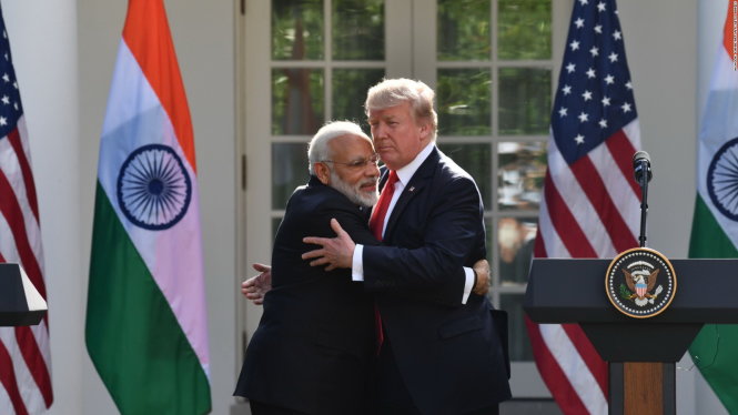 Những cái ôm Trump - Modi còn bỡ ngỡ và ngượng ngập, nhưng cũng có độ thân tình thắm thiết nhất định -cnn.com