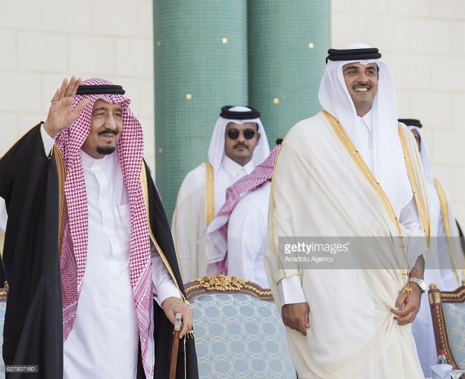 Quốc vương Saudi Arabia Salman (trái) và ông hoàng Qatar Tamim bin Hamad Al Thani thời còn mặn nồng (ảnh chụp ở Doha tháng 12-2016) -Getty Images