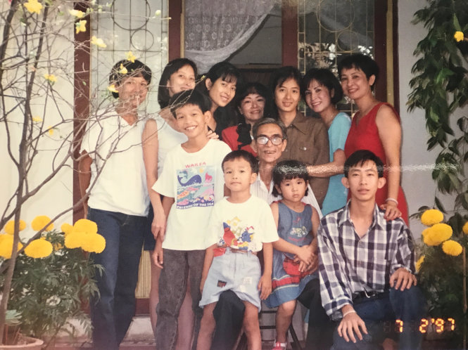 Ảnh gia đình chụp vào tết năm 1997, trước thềm nhà ở TP.HCM
