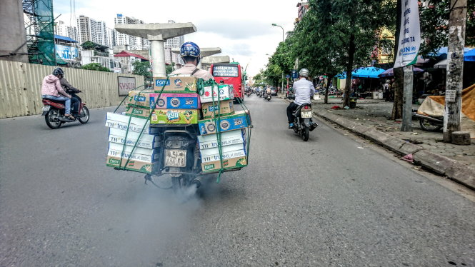Một chiếc xe cũ nát chở đồ di chuyển trên đường Hồ Tùng Mậu, Hà Nội               -Nam Trần