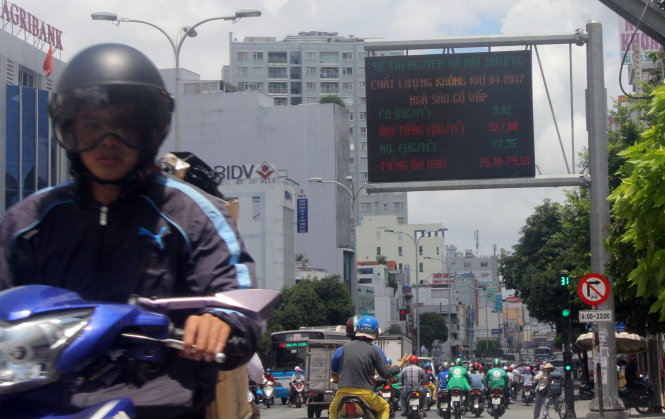 Thông số ô nhiễm bụi và tiếng ồn ở bảng quang báo trên đường Phan Đăng Lưu, Q.Phú Nhuận, TP.HCM vượt quy chuẩn cho phép (ảnh chụp ngày 30-6-2017)                     -Q.Khải