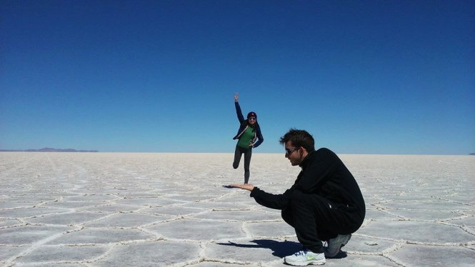 Trong sa mạc muối tự nhiên lớn nhất thế giới Salar de Uyuni, du khách tha hồ 