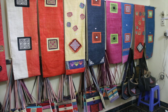 Các sản phẩm dệt lanh thổ cẩm trưng bày tại phòng khách gia đình bà Vàng Thị Mai -NGỌC HIỂN