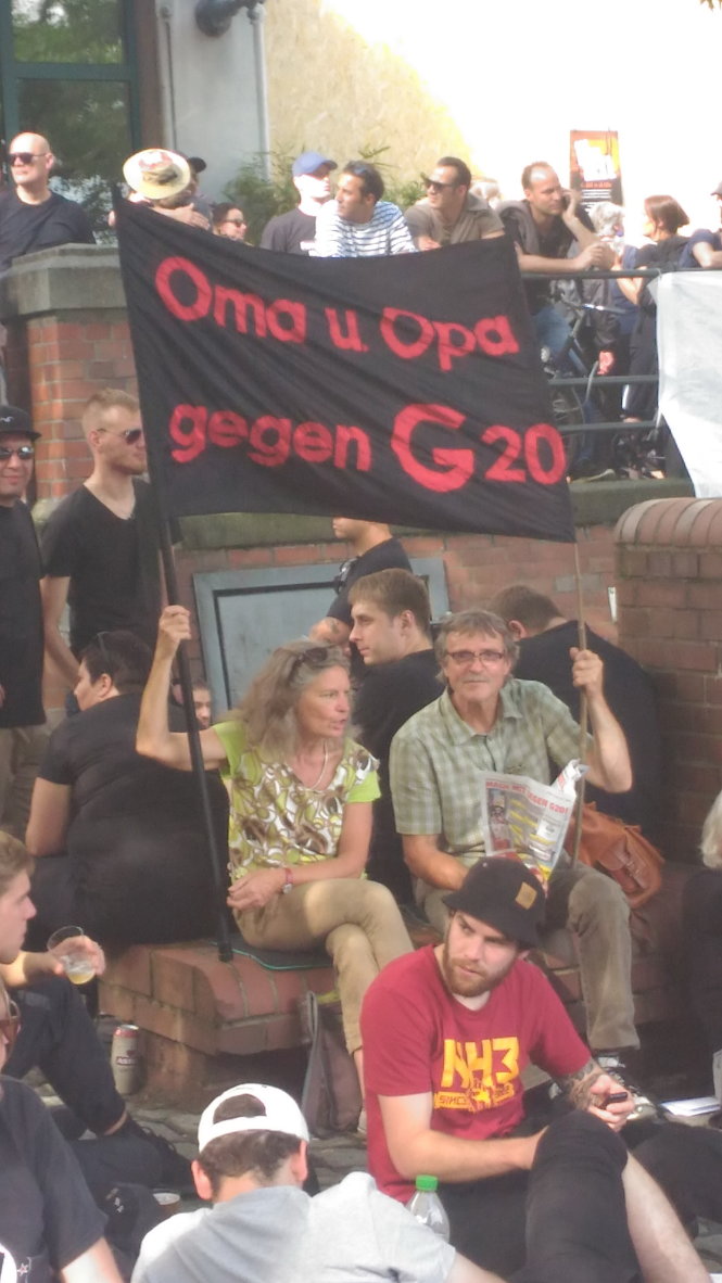 Thành phần người biểu tình chống G20 cực kỳ hỗn tạp. Dòng chữ trên tấm băngrôn: Cụ ông và cụ bà chống G20-Hải Minh