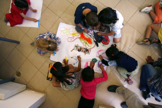 Những trẻ em mẫu giáo người Do Thái và Ả Rập cùng nhau vẽ trong ngày đầu đi học tại trường song ngữ đầu tiên ở Jerusalem.