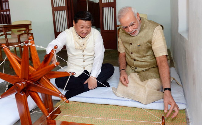 Chủ tịch Trung Quốc Tập Cận Bình (trái) và Thủ tướng Ấn Độ Narendra Modi bên một chiếc máy dệt. -Ảnh: scmp.com