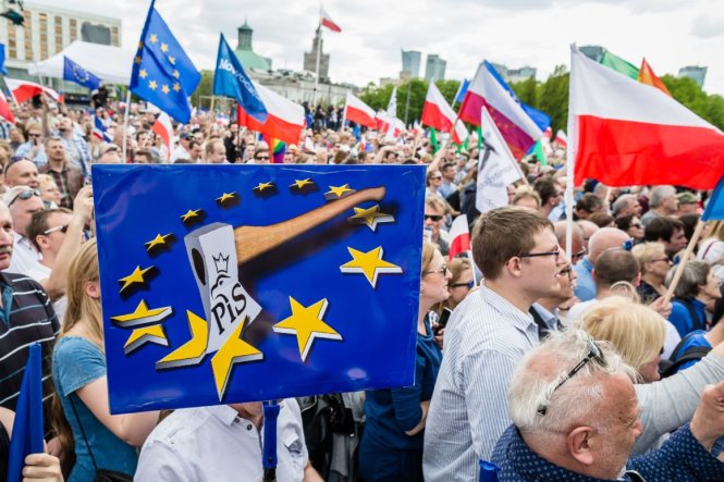 Biểu tình phản đối chính phủ và ủng hộ EU ở Ba Lan.-Ảnh: AFP