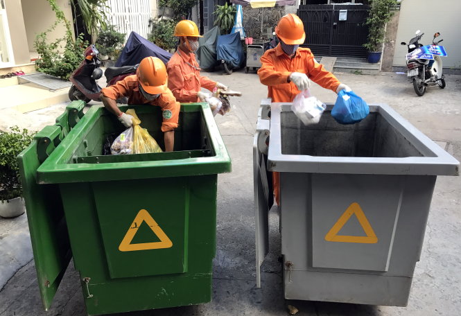 Công nhân thu gom rác đã được phân loại tại hẻm 25 Nguyễn Bỉnh Khiêm, quận 1, TP.HCM.- Ảnh: Q.Khải