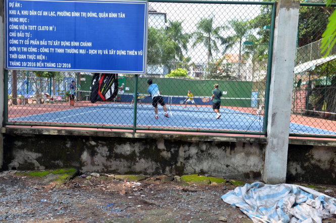 Bảng thông tin tiến độ dự án công viên dựng ngoài sân tennis tại KP7, P.Bình Trị Đông B (trước đây là P.Bình Trị Đông), Q.Bình Tân. -Ảnh: Lê Phan