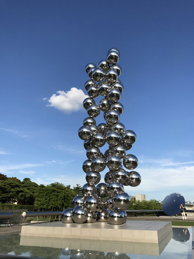 Tác phẩm Tall Tree & the Eye (2011) từ thép không gỉ của Anish Kapoor, nghệ sĩ người Anh gốc Ấn, một trong những nhà điêu khắc ảnh hưởng nhất hiện nay trên thế giới, được trưng bày ở không gian bên ngoài Bảo tàng Leeum.  -Ảnh: Hạnh Nguyên