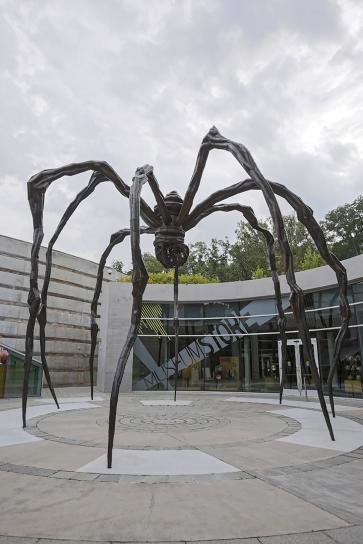 Bảo tàng Leeum và Bảo tàng Crystal Bridges Museum of American Art đều sở hữu tác phẩm Maman sáng tác năm 1999 của nghệ sĩ Louise Bourgeois. Chất liệu đồng, thép không gỉ và cẩm thạch. -Ảnh:crystalbridges.org