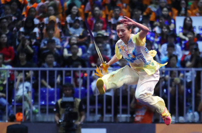Nữ VĐV Dương Thúy Vi giành huy chương vàng đầu tiên cho đoàn thể thao Việt Nam tại nội dung wushu kiếm thuật nữ.