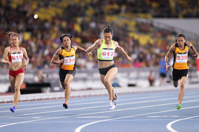 Khoảnh khắc về đích của VĐV Lê Tú Chinh (số áo 617) tại cự ly 100m nữ. Đây là lần đầu tiên Tú Chinh tham dự một kỳ SEA Games.