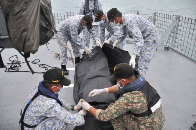 Thi thể lính hải quân Mỹ được vớt lên sau tai nạn tàu khu trục John S McCain. -Ảnh: USA Today
