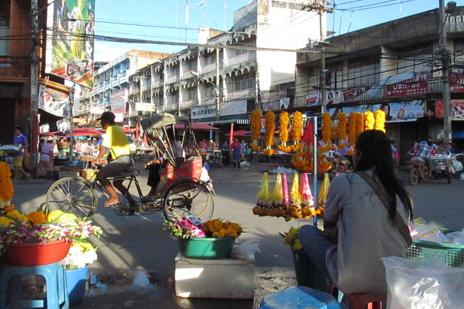 Phố chợ Phitsanulok buổi mai sớm rất chậm, yên bình và nhiều màu sắc.-Ảnh: T.T.H.