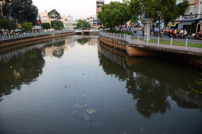 Rác nổi trên mặt nước kênh Nhiêu Lộc - Thị Nghè, đoạn qua Q.Tân Bình. -Ảnh: QUANG ĐỊNH