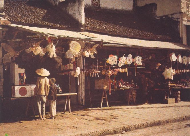 Bán lồng đèn trên phố Hàng Gai (Rue du Chanvre), Hà Nội, 1915 (ảnh do Léon Busy chụp, nay thuộc bộ sưu tập của Bảo tàng Albert Kahn, Pháp)