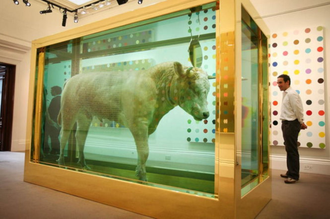 Tác phẩm Con dê vàng (The Golden Calf) của Damien Hirst đã được làm giá để bán với giá 18,6 triệu USD tại Sotheby’s London năm 2008.