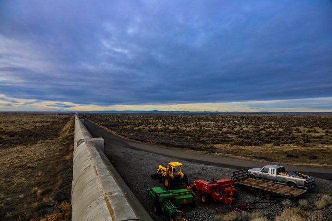 Đường ống bêtông bảo vệ ống chân không dài 4km ở tay x của đài thiên văn LIGO Hanford. Đi theo hướng này khoảng 10km sẽ tới địa điểm phát triển và thử vũ khí nguyên tử trong thời kỳ chiến tranh lạnh. -Ảnh: Cao Huy Tường