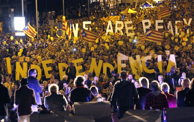 Người Catalonia biểu tình đòi độc lập. Dòng chữ phía trước: “Độc lập”, phía sau: “Chúng ta đã sẵn sàng”.-Ảnh: globalmillenial.org