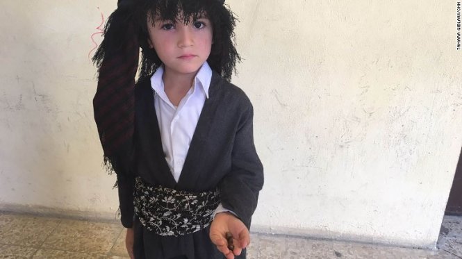 Một trẻ em ủng hộ độc lập ly khai của Kurdistan với Iraq. Trong luật Hồi về ly hôn, lần thứ 3 - tượng trưng ở đây bằng hòn sỏi - là đoạn tuyệt vĩnh viễn. -Ảnh: CNN
