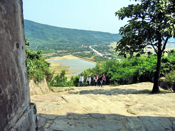 Từ Hoành Sơn Quan nhìn xuống đèo Ngang. -Ảnh: Lam Giang