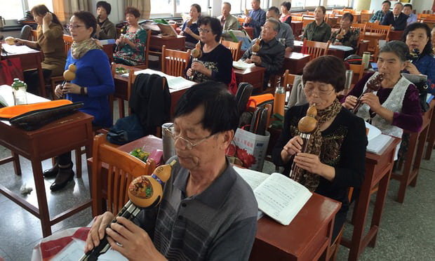 Lớp học nhạc cụ ở đại học cho người già tại Trung Quốc. -Ảnh: Guardian