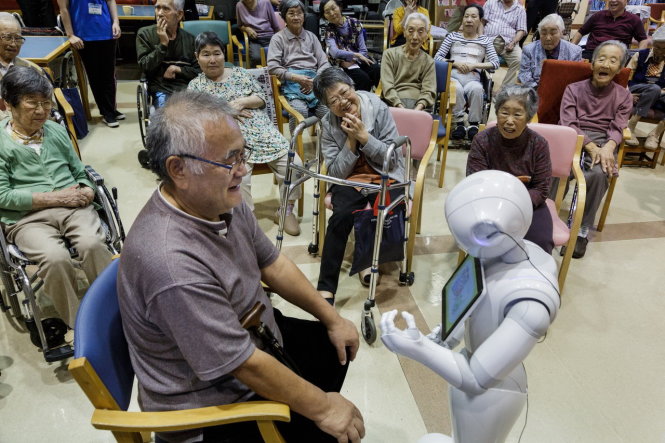Người già Nhật sau này sẽ làm bạn với robot?-Ảnh: SoftBank