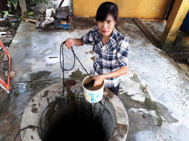 Một giếng nước ở huyện Đại Lộc, Quảng Nam bị ngập trong nước lũ, nước đục ngầu nhưng người dân vẫn phải sử dụng để tắm giặt. -Ảnh: LÊ TRUNG