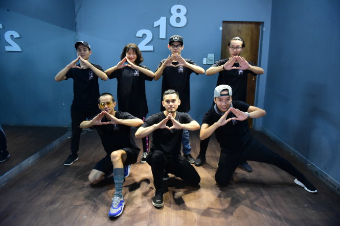 Nhóm nhảy trẻ 218 Dance Crew trong phòng tập thường ngày - Ảnh: Quang Định