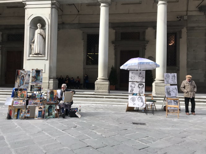 Hành lang bên ngoài Uffizi Gallery là nơi các nghệ sĩ vẽ và bán tranh cho du khách. -Ảnh: Khổng Loan