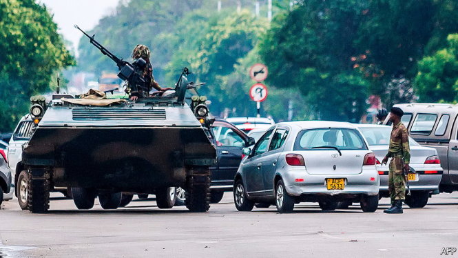 Xe tăng đã xuất hiện trên đường phố Harare hôm 15-11. -Ảnh: AFP
