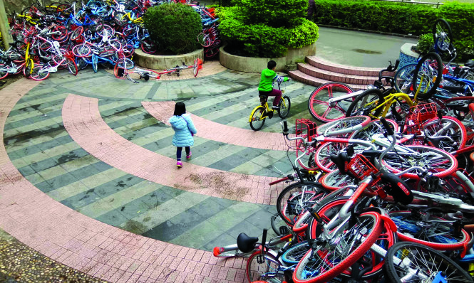 Dịch vụ chia sẻ xe đạp ở Trung Quốc bùng nổ đã dẫn tới các hệ lụy như bãi rác xe đạp này tại Thâm Quyến.-Ảnh: AFP