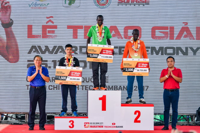 Nữ cảnh sát giành HCV đầu tiên cho Kenya ở Olympic 2024- Ảnh 4. VĐV Kenya thắng lớn ở Giải marathon quốc tế TP.HCM