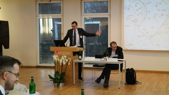 Nhà báo Bill Hayton (đứng) và giáo sư Martin Großheim tại hội thảo. -Ảnh: Elisa Imanuwarta