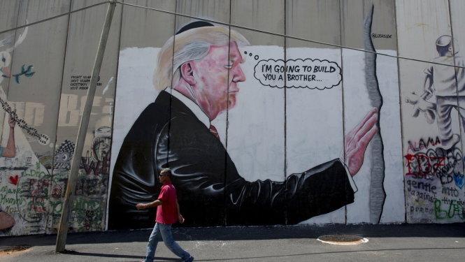 Tranh tường vẽ lại chuyến thăm của ông Donald Trump tới Jerusalem đầu năm nay. -Ảnh: AP