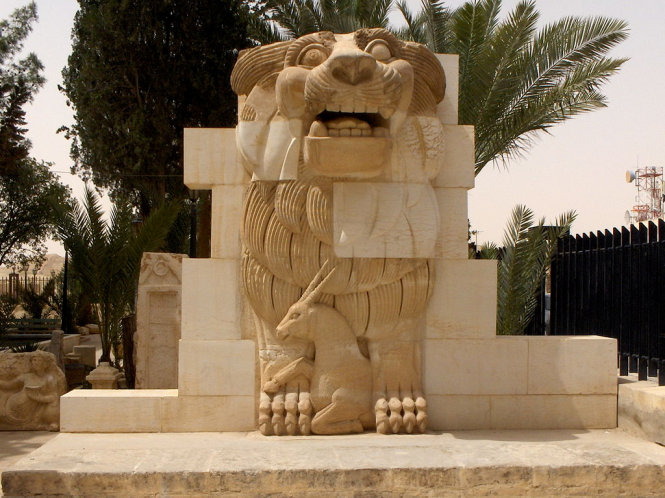 Bức tượng sư tử cao 3m, nặng 10 tấn khi nguyên vẹn, giờ này không còn (ảnh của Mappo, năm 2010). -Nguồn: Wikipedia