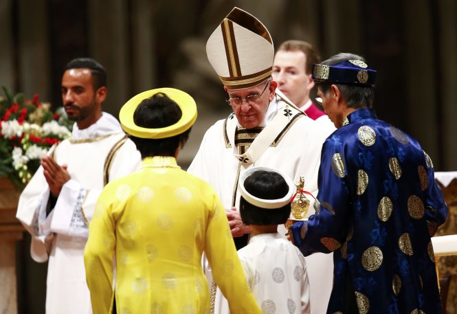 Giáo hoàng Francis và các tín đồ trong lễ Giáng sinh 2016 ở nhà thờ St. Peter’s ở Vatican.-Ảnh: Reuters