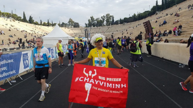 Anh Phạm Duy Cường hoàn thành cuộc đua marathon 2017 tại Hi Lạp với khẩu hiệu “Chạy vì mình”.-Ảnh: NVCC
